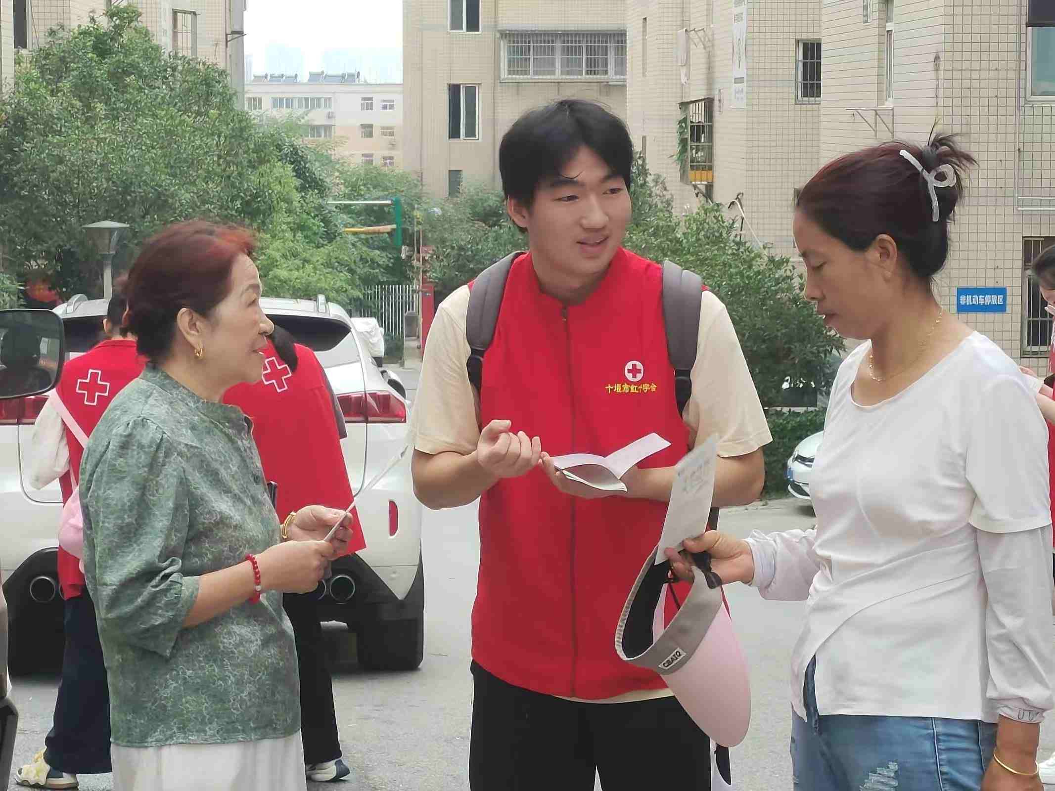 圖片為支援者向當(dāng)?shù)鼐用裰v解宣傳手冊(cè)